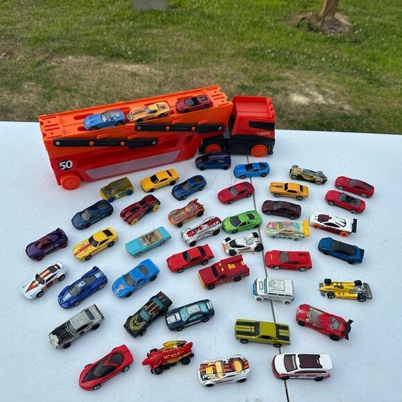 Hot Wheels Orange Toy Car Carrier with 43 Assorted Mini Cars - Picture 1 of 5